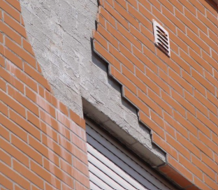 Desplacamento de revestimento cerâmico em fachada
