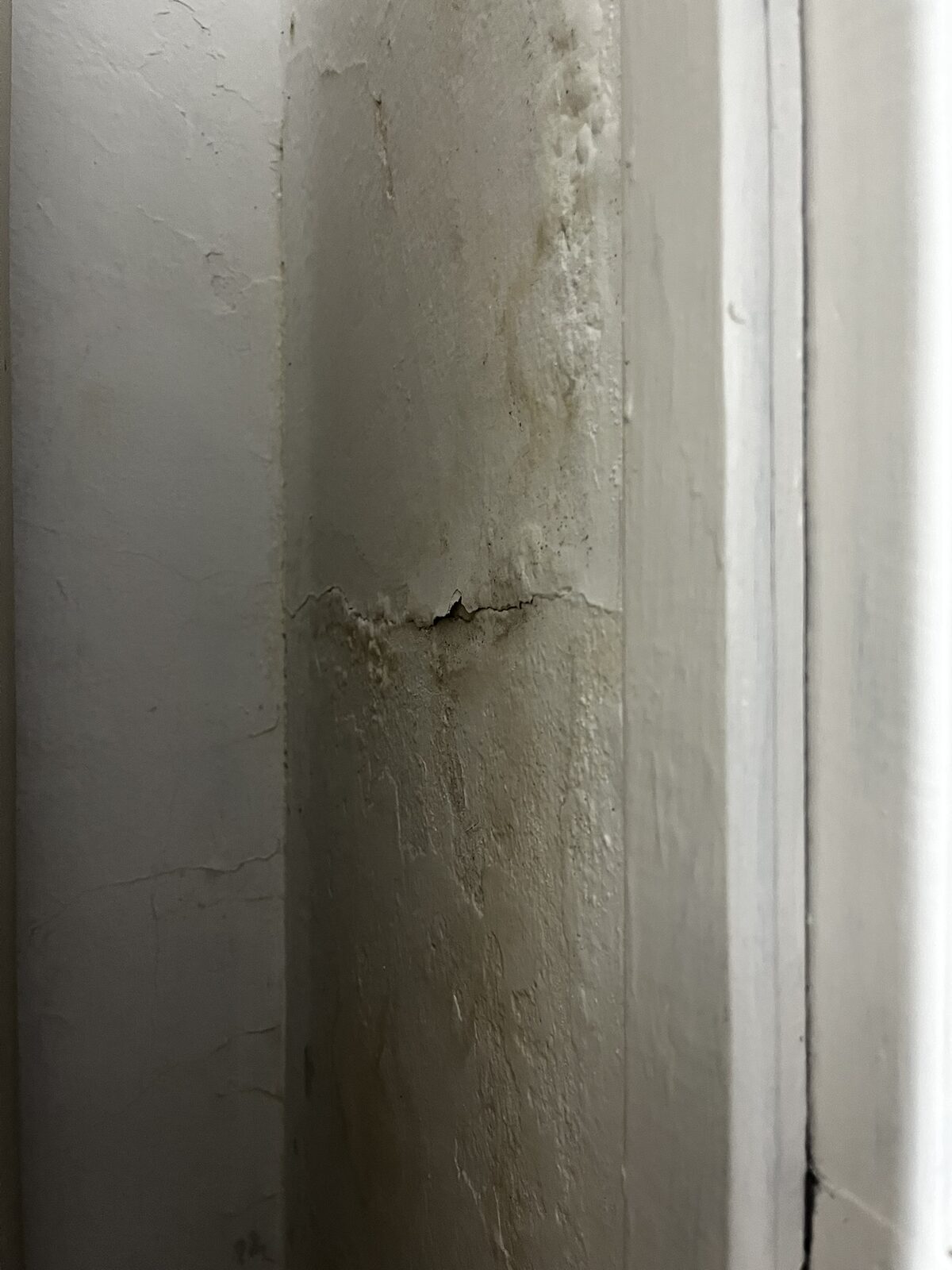 Empolamento de pintura por umidade no substrato