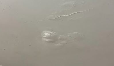 Infiltração ativa em laje de cobertura com descolamento de pintura